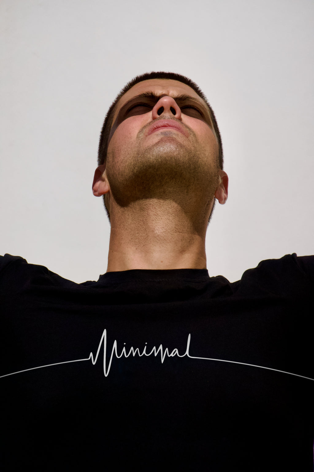 Camiseta negra Minimal Classic con el estampado del pulso «Minimal» en blanco — Minimal Tarifa