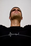 Camiseta negra Minimal Classic con el estampado del pulso «Minimal» en blanco — Minimal Tarifa