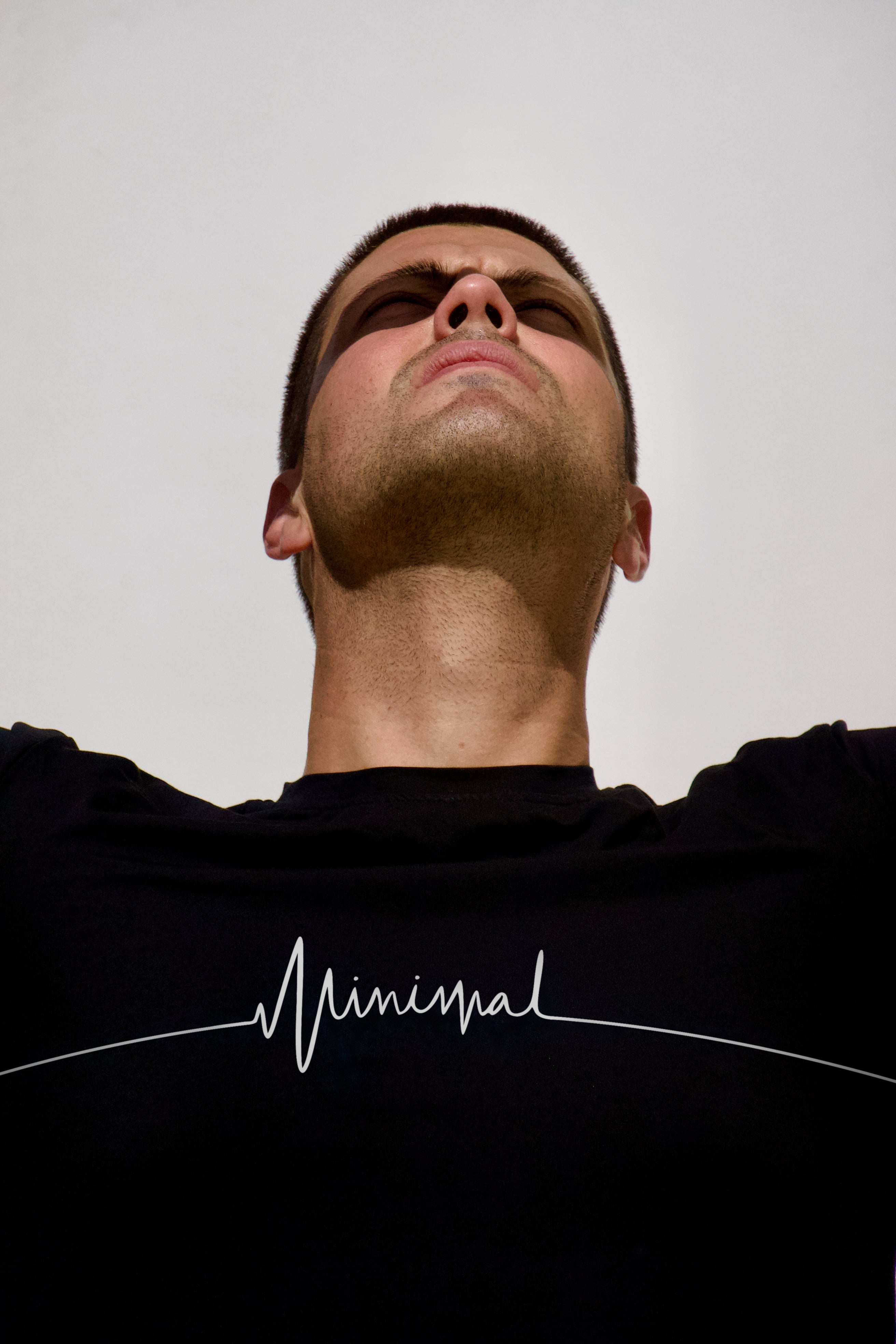 Camiseta negra Minimal Classic con el estampado del pulso «Minimal» en blanco — Minimal Tarifa
